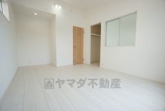 7.87帖。バルコニーに面した洋室。開放感あふれる勾配天井。