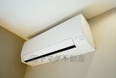 同仕様写真。現況と異なる場合は現況優先となります。 エアコン2台付きなので、費用が抑えられるのが嬉しいポイント＾＾