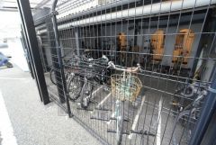 敷地内駐輪場、バイク置場有。空き状況はお問い合わせ下さい。