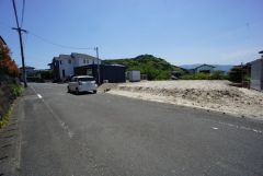 前面道路は北東側、約6ｍの公道に面しています。