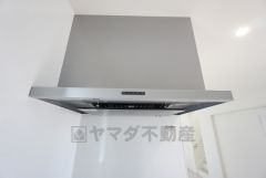 コンロ上には換気扇完備＾＾すぐ横に小窓が設けられているので、換気扇と合わせてWで換気できます＾＾