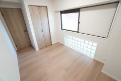 5.3帖。採光を確保した明るい室内は、風通しも良く、大変居心地の良い空間となっております。日当たりがよく、子供部屋としての利用もおすすめ。 