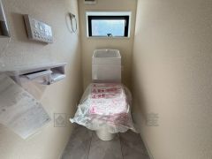 1階2階の2ヶ所にトイレがありますので、忙しい朝にも家族に気を使わず、ゆとりが生まれますね＾＾ 小窓付きで換気する時に便利です＾＾