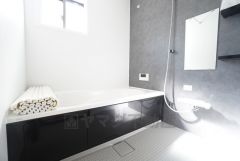 1日の疲れを癒すくつろぎのバスルーム。足を伸ばしてもゆったりと入れるサイズです。お子様と一緒にお風呂に入っても狭くないですね＾＾