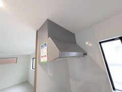コンロ上には換気扇完備＾＾すぐ横に小窓が設けられているので、換気扇と合わせてWで換気できます＾＾