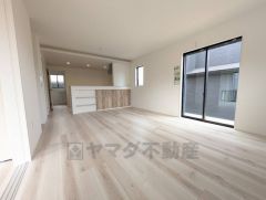 窓から光が差し込む明るいダイニングです＾＾