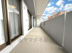 南西向きで陽当たりの良いバルコニーです。お洗濯やお布団干しはもちろん、日光浴スペースにも＾＾ 天気のいい日にはお布団もまとめて干せそうですね＾＾ 