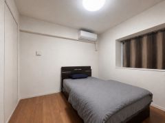 主寝室としてお使いいただけそうなこちらのお部屋は、日当たりが良く、爽やかな風を感じて起きる朝は、快適生活の始まりに。 CG加工により家具等を撤去しております。