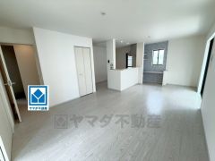 17.2帖。家族が集まる開放的なリビング。思い思いの時間を過ごしたり食事をしたり、素敵な団らんの場になりますね。