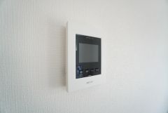 防犯はもちろん、セールスマン対策にもなるモニター付きインターホンです。お子さん1人での留守番時にも活躍しそうです。