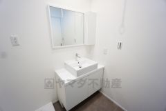 三面鏡裏収納付き洗面化粧台です＾＾ 歯磨きセットやスキンケア用品などの収納に便利ですね。脱衣スペースも広々と確保されていて嬉しいですね＾＾