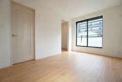 約8.25帖。主寝室としてお使いいただけそうなこちらのお部屋は、日当たりが良く、爽やかな風を感じて起きる朝は、快適生活の始まりに。