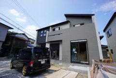 全2区画の新築戸建です＾＾左側が1号棟、右側が2号棟。