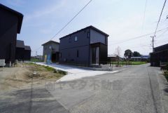 前面道路は西側約4.4ｍの公道に面しています。 車による騒音や通行人の視線なども気にならない、静かな環境の旗竿地です＾＾玄関を出てすぐ道路ではないので、小さなお子様がいても安心です＾＾