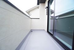 南東側に面したバルコニーは日当たり良好です。お洗濯物も気持ちよく干せそうです。日光浴をしたり、星を眺めたりも良いですね^^