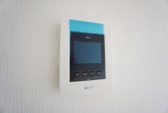 防犯はもちろん、セールスマン対策にもなるモニター付きインターホンです。 来訪者の顔が見えるので安心ですね＾＾