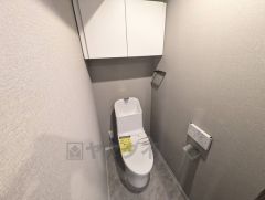 ウォシュレット、暖房便座、節電・節水機能など、使い勝手のよい高機能トイレです。 上部には収納棚が付いています＾＾