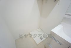 洗面台、洗濯機置き場、バスルームが連なっている、生活導線の考えられた作りになっています。洗濯機置き場上部に収納棚付きなのも嬉しいですね＾＾