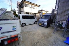 駐車スペースはゆとりある3台分を確保。マイカー用に、お客さま用に、余裕を持ってご利用いただけます。