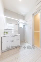 三面鏡裏収納付き洗面化粧台です＾＾ 歯磨きセットやスキンケア用品などの収納に便利ですね。