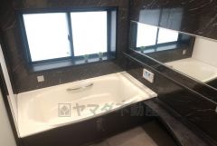 1日の疲れを取り心身を癒すことができる住まいの中のリラクゼーション空間＾＾ 白と黒の色合いで落ち着いた雰囲気です＾＾