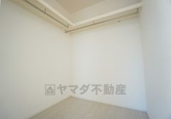同仕様写真。収納力豊富なウォークインクローゼット付き。洋服や小物などを1箇所にまとめて美しい収納を実現します。