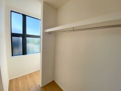 洋室にはハンガーパイプ付きのウォークインクローゼットが設けられています。たっぷり収納できるので衣替えの心配もいりませんね＾＾