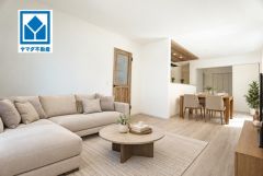家具はイメージです。対面式キッチンを中心としたリビングダイニング。隣接する洋室と合わせると21帖以上の大空間になります。