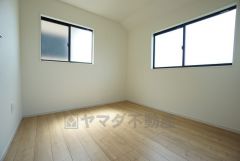 家具を選ばないナチュラルな色合いの壁紙とフローリングです。