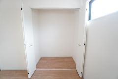 クローゼット付きなので、すっきりと整理整頓でき気持ちよく過ごせますね＾＾