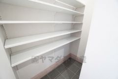 玄関にはシューズクローク付き。ご家族全員分の靴からベビーカーやゴルフバッグなどもしっかり収納できます＾＾