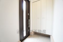 ご家族の靴をスッキリと片付けられるシューズボックス付きの玄関です＾＾スッキリと片付いた玄関は気持ちがいいです。