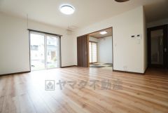 大きな掃き出し窓のあるリビングは、陽光あふれる明るい空間です。ゆったりと寛げる憩いの場となりそうです。