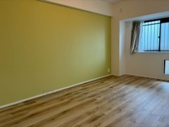 7.3帖。主寝室としてお使いいただけそうなこちらのお部屋は、日当たりが良く、爽やかな風を感じて起きる朝は、快適生活の始まりに。 お洒落なアクセントクロスでこだわりの空間です＾＾