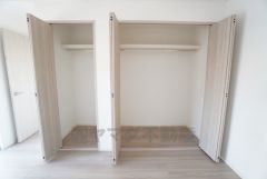 大容量のダブルクローク完備。 衣類はもちろん、季節物やスーツケースまでしっかり収納できるゆとりのスペースです＾＾