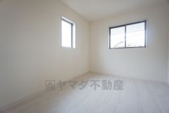 6.05帖。2面採光を確保した明るい室内は、風通しも良く、大変居心地の良い空間となっております。日当たりがよく、子供部屋としての利用もおすすめ。