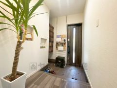 玄関扉にスリットのある明るい玄関です＾＾