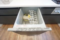 炊事時間を大幅に短縮できる食器洗浄乾燥機付き＾＾食器を洗う手間が減るので家族とのコミュニケーションの時間や自分の時間が増えますね。