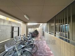 駐輪場。 アプローチからの動線が良く、毎日の自転車の出し入れもスムーズに行えます＾＾日々の通勤・通学を快適にサポート。 