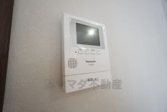 防犯はもちろん、セールスマン対策にもなるモニター付きインターホンです。 来訪者の顔が見えるので安心ですね＾＾