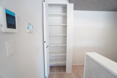 まとめ買いしてもこの収納量なら心配要らずのパントリー。調理家電や食品のストックをすっきりまとめられ、キッチン周りを広々使えます。