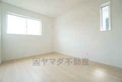 6.5帖。2面採光を確保した明るい室内は、風通しも良く、大変居心地の良い空間となっております。日当たりがよく、子供部屋としての利用もおすすめ。