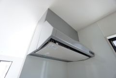コンロ上には換気扇完備＾＾すぐ横に小窓が設けられているので、換気扇と合わせてWで換気できます＾＾