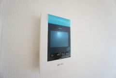 防犯性、セキュリティ対策に安心できるテレビモニター付きインターフォンです。セールスマン対策にもなり安心できます。