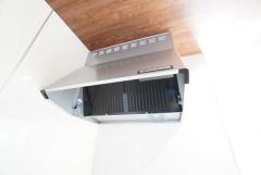 お手入れが簡単なスリム型レンジフードです。調理により発生する油煙や臭いを吸い込み、屋外へ排気してくれます。