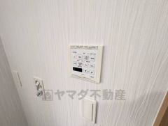 浴室暖房乾燥機には、暖房、乾燥、涼風、換気の4つの機能が付いています。タイマー付きです。換気・雨の日の洗濯も安心です＾＾