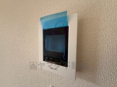 防犯はもちろん、セールスマン対策にもなるモニター付きインターホンです。 来訪者の顔が見えるので安心ですね＾＾