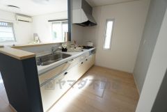 対面式キッチンなので家事をしながらリビングにいる家族とコミュニケーションをとることができます。作業スペースもゆとりがあり調理や洗い物もしやすいですね。