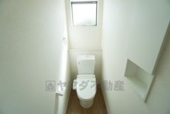 1階2階の2ヶ所にトイレがありますので、忙しい朝にも家族に気を使わず、ゆとりが生まれますね＾＾ 小窓付きで換気する時に便利です＾＾