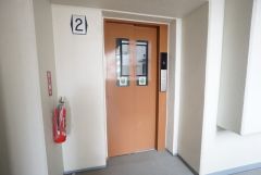 エレベーター完備で、上階への移動もスムーズ。重たい荷物がある日やお買い物帰りでも負担が少なく、毎日の暮らしを快適にサポートしてくれます。